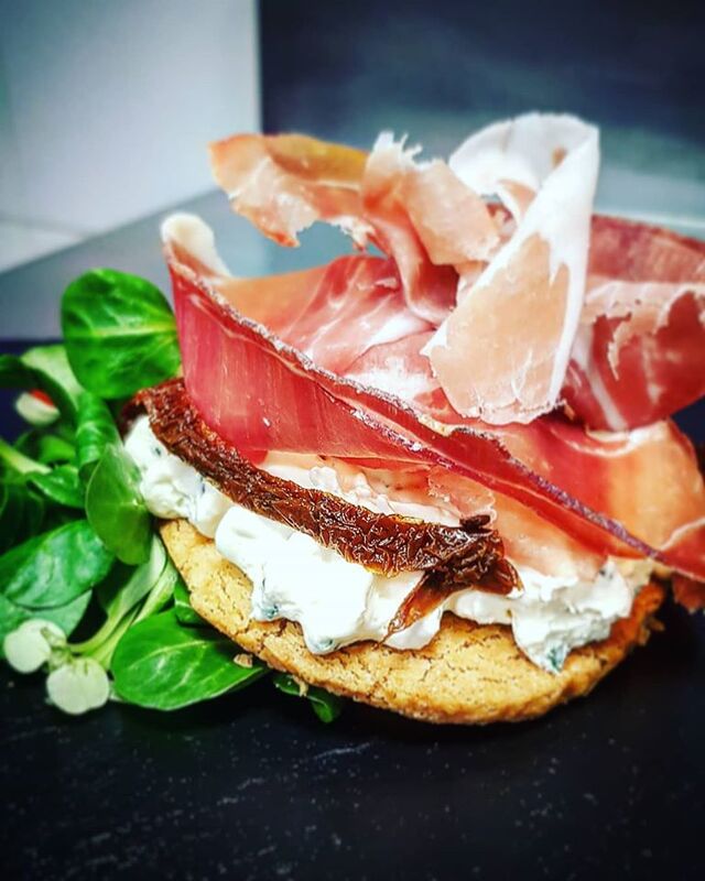 Cheesecake, sablé parmesan et rose de Parme