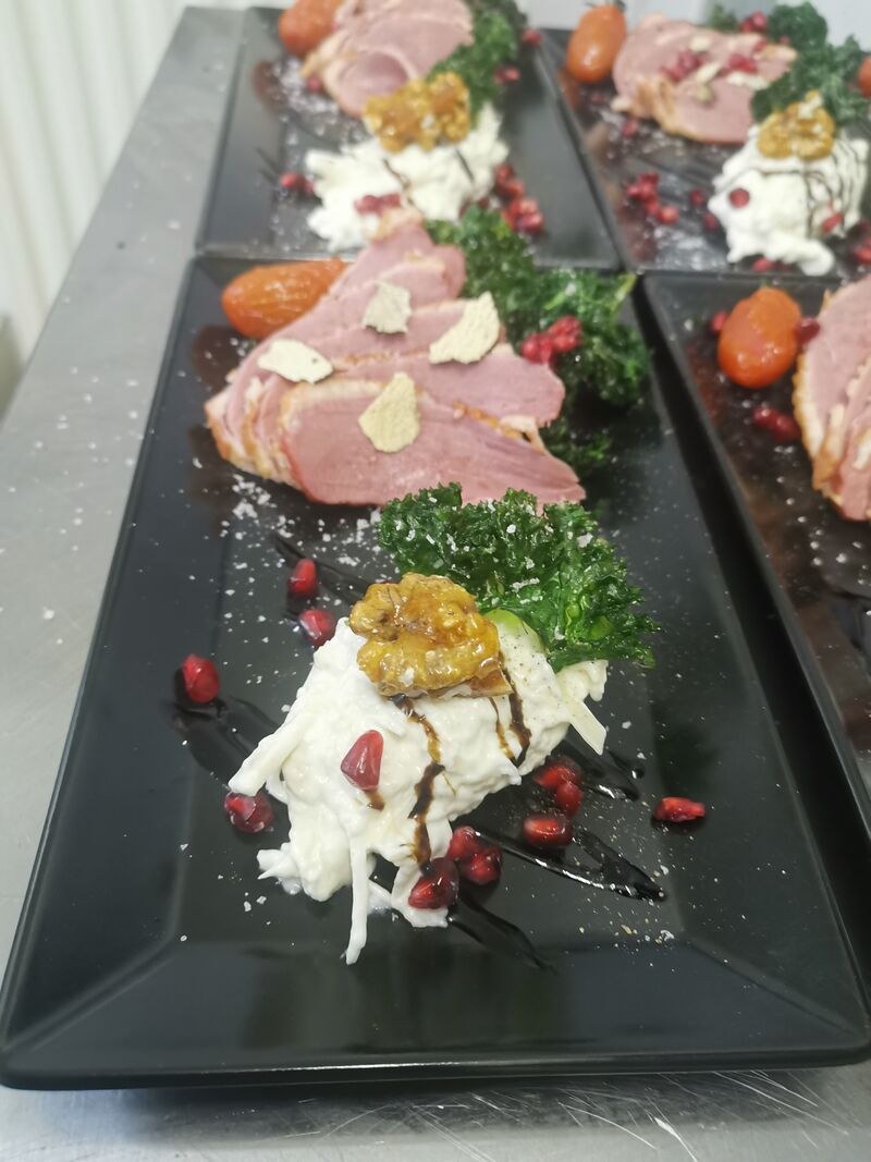 Geräucherte Entenbrust an frittiertem Grünkohl, mit Waldorfmousse