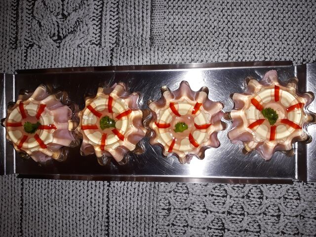 Aspiková bábovička s pochoutkovým salátem