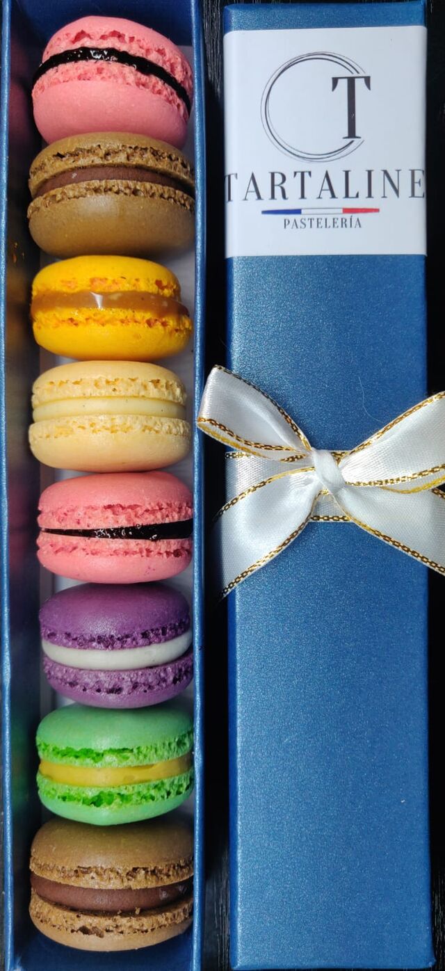 caja de macarons caseros (vainilla, chocolate, frambuesa, caramel buerre salé, pistacho, violeta)
8 piezas variadas/ 9€