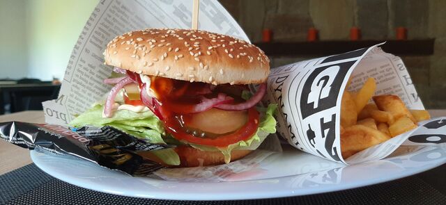 BURGER WOŁOWY Z FRYTKAMI