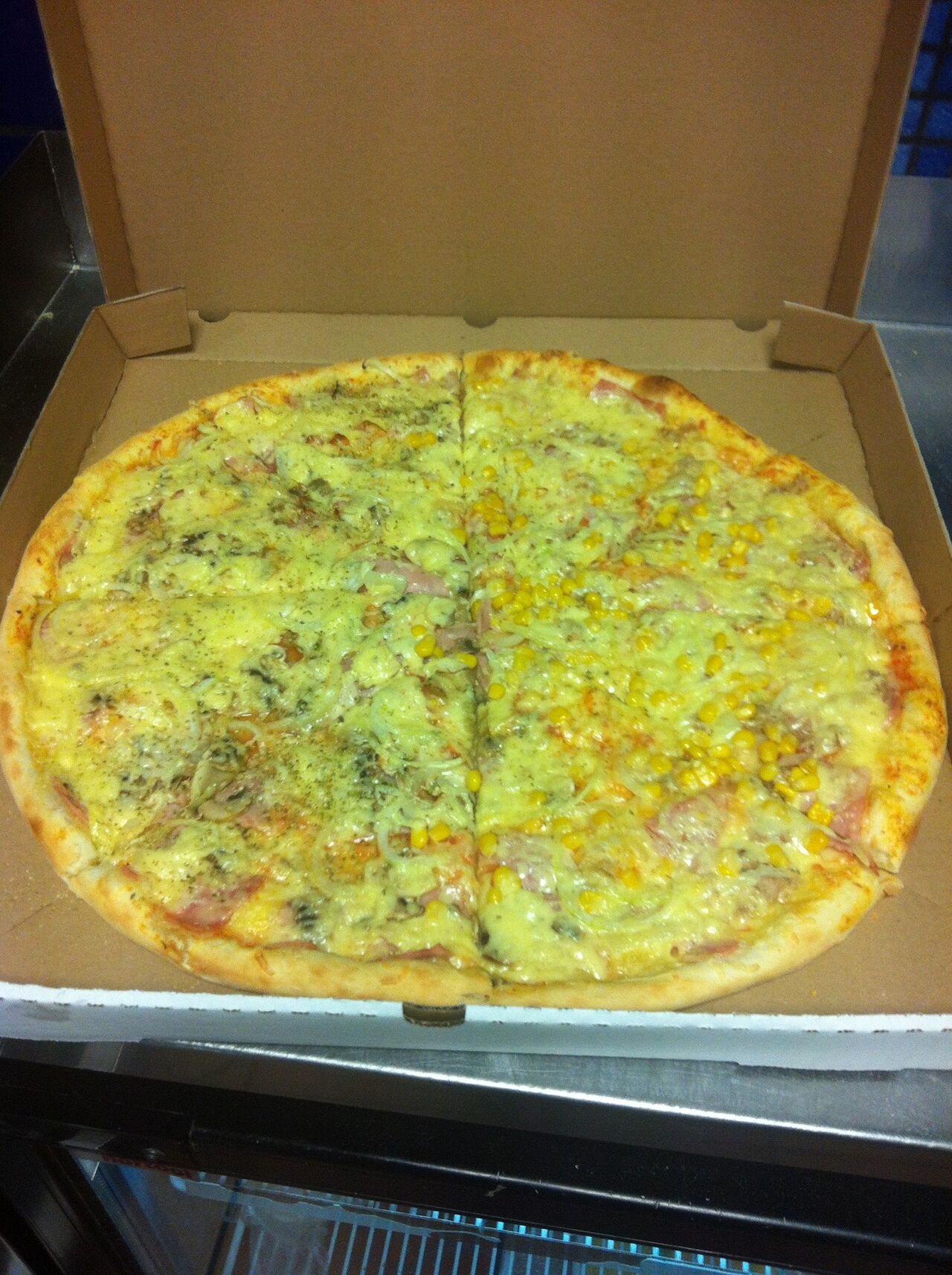 Pizzę 45 cm robimy pół na pół.