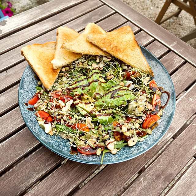 Avokádový salát s ořechy a semínky