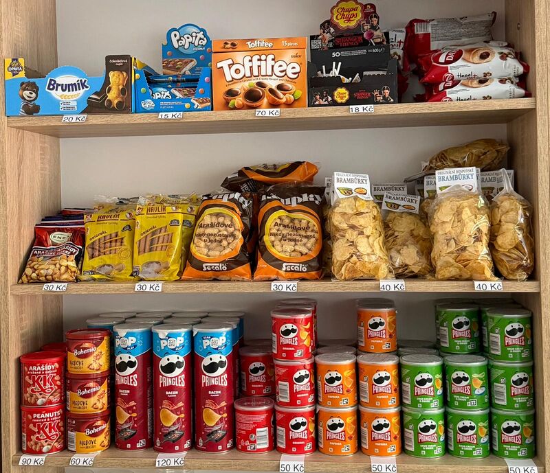 Chipsy, křupky, tyčinky, sladké……