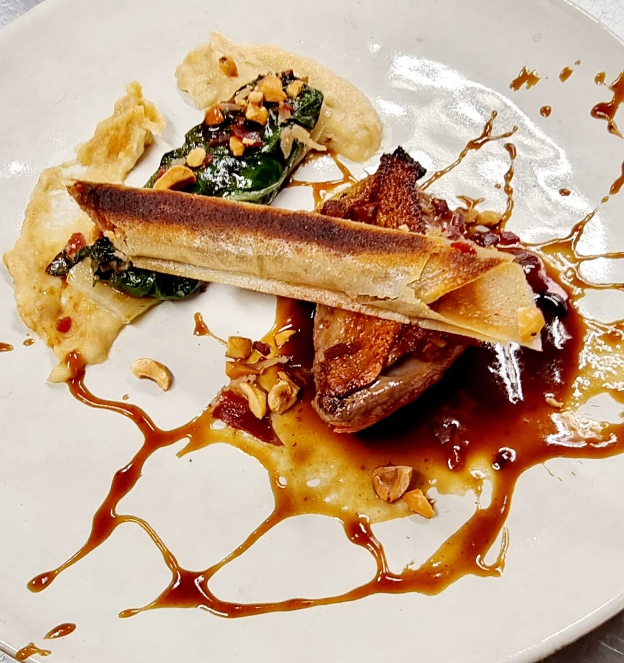 -LE PIGEON
En suprême, cuisse croustillante, jambon cru, blettes et noisettes