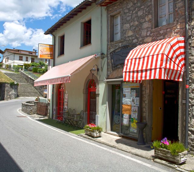 Vista esterna del locale e sullo sfondo 