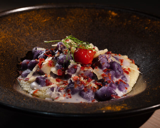 Gnocchi viola su crema di topinambur, scaglie di pecorino, pancetta croccante