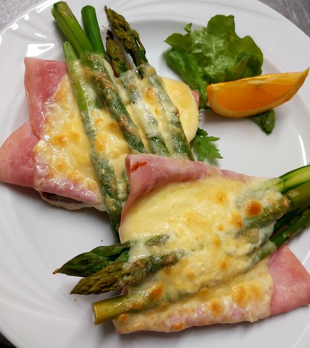 Gourmettoast mit gekochtem Zitronenschinken, frischem Grünspargel , Sauce Hollandaise und Käse überbacken 