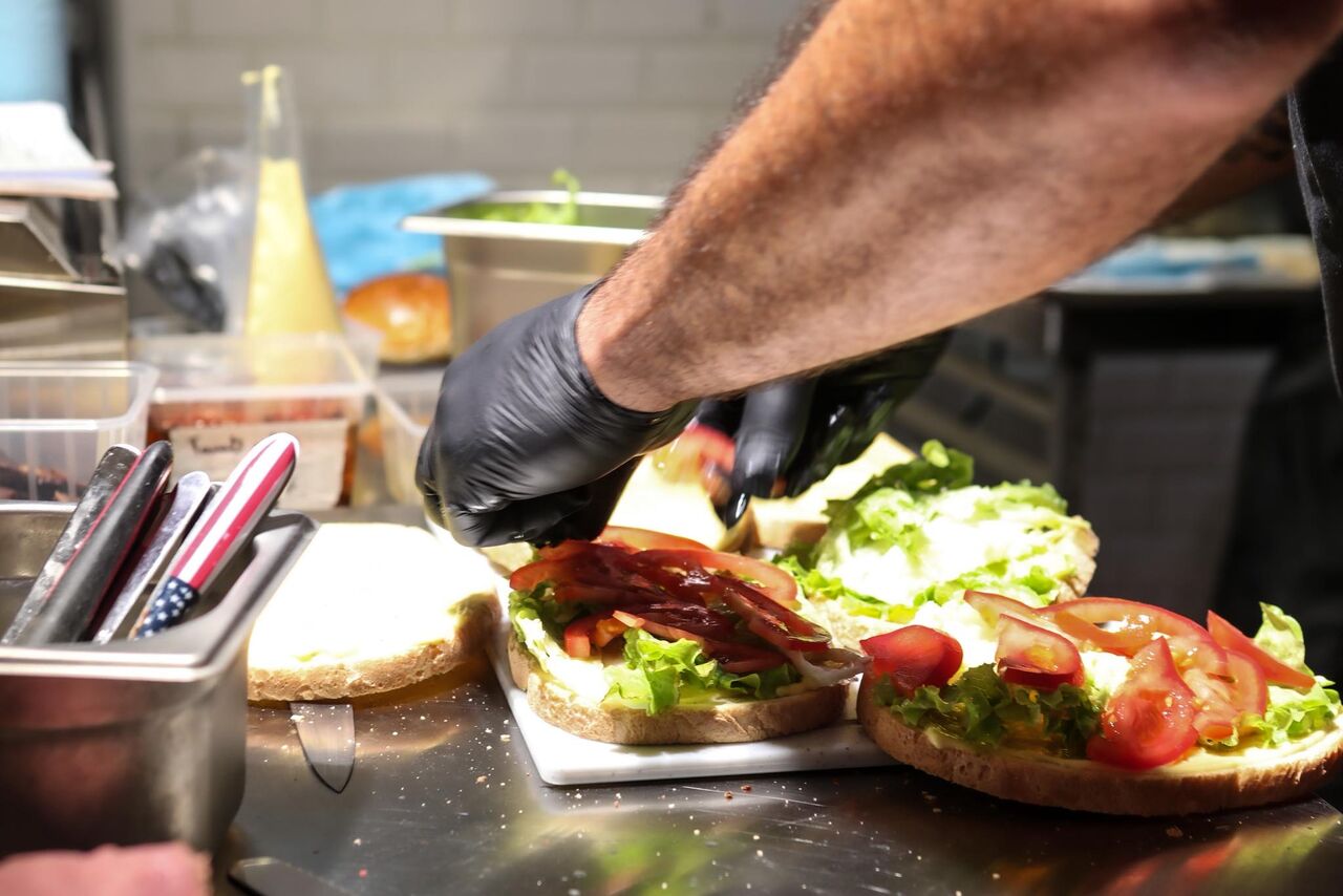 Club pastrami en préparation