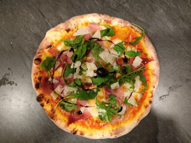 La Parma : base tomate, Jambon cru, Parmesan, Roquette