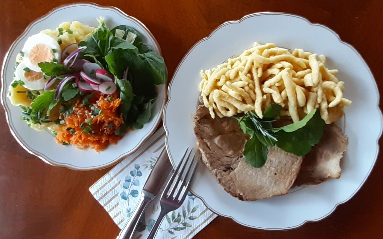 Bierbraten mit Spätzle und Salat