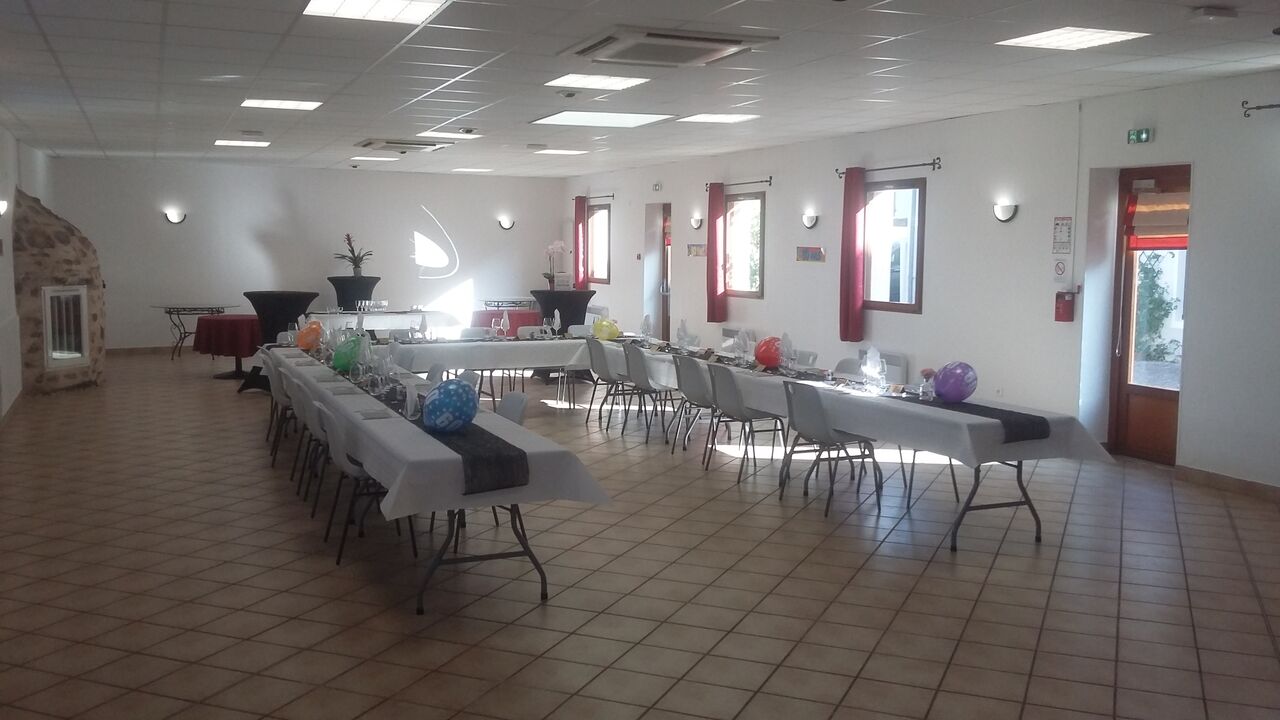 La salle de réception : jusqu'à 120 personnes