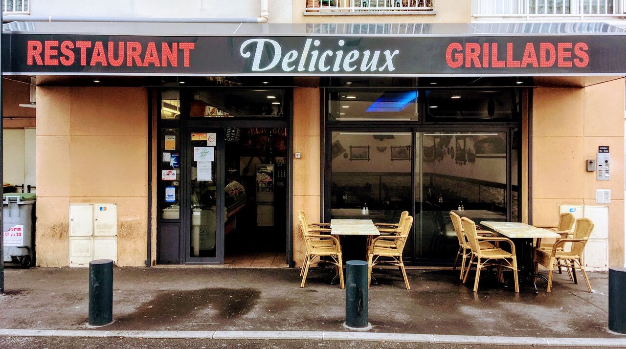 Façade du restaurant délicieux à la gare de Pontault Combaut 