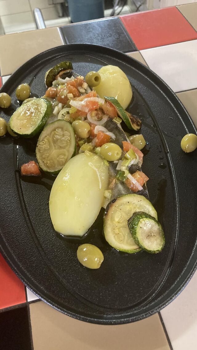 Filet de poisson sauce vierge, légumes d'été, pommes de terre