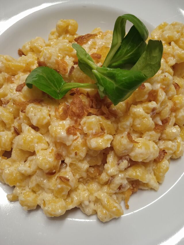 Käseknöpfe nach Art des Hauses mit würzigem Emmentaler und Röstzwiebeln 