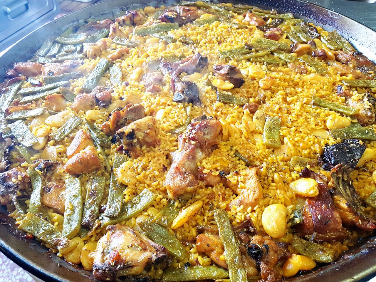 PAELLA DE POLLO Y CONEJO