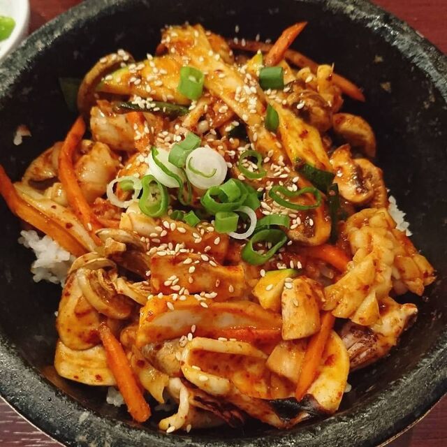 Unser scharfer Tintenfisch Bibimbap serviert im heißen Steintopf - Ein besonderes Erlebnis!
Foto © vanyllekuss (Instagram)