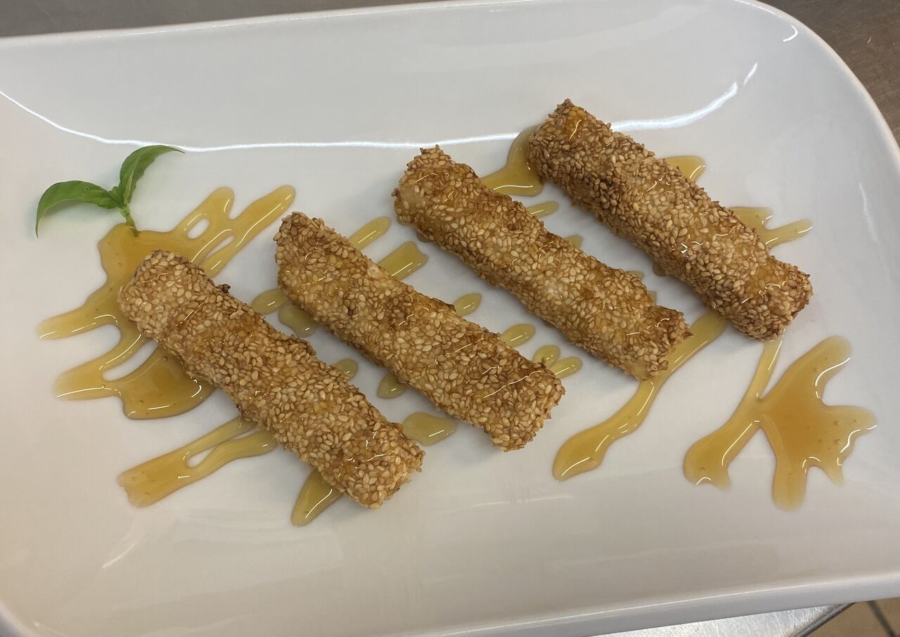 Frittierter Feta mit Sesamkruste und Honig