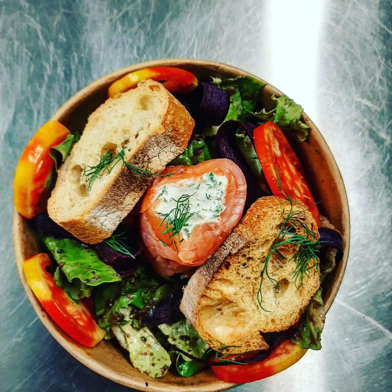 Ballotine de saumon fumé ail et fine herbe et son toast 