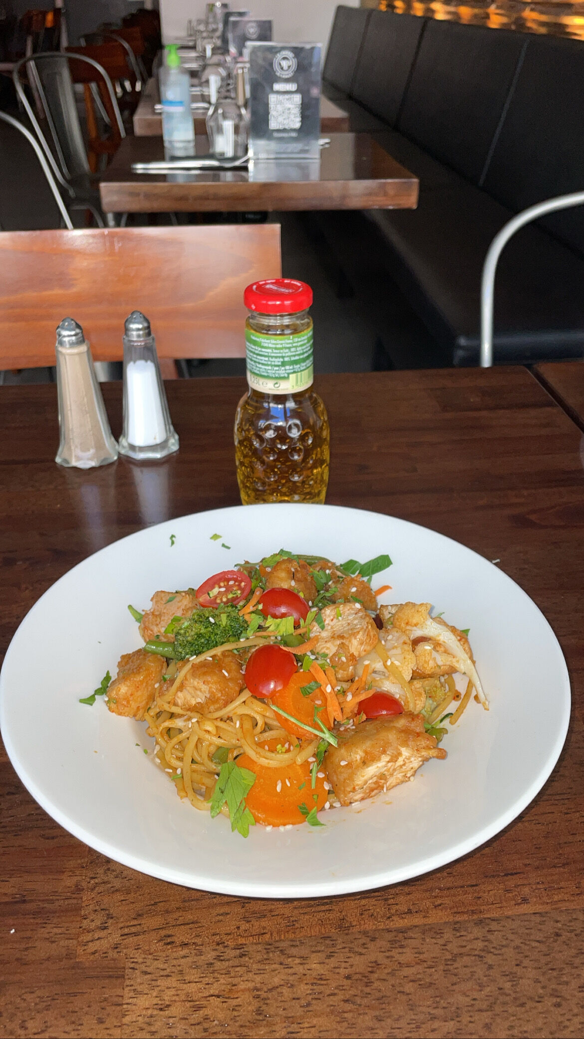 Voici notre Wok Général Tao
(Linguine sautées de poulet Tao épicé au légumes frais)