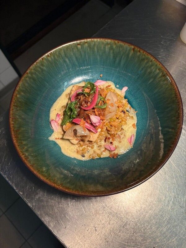 Esturgeon, algues et oignons