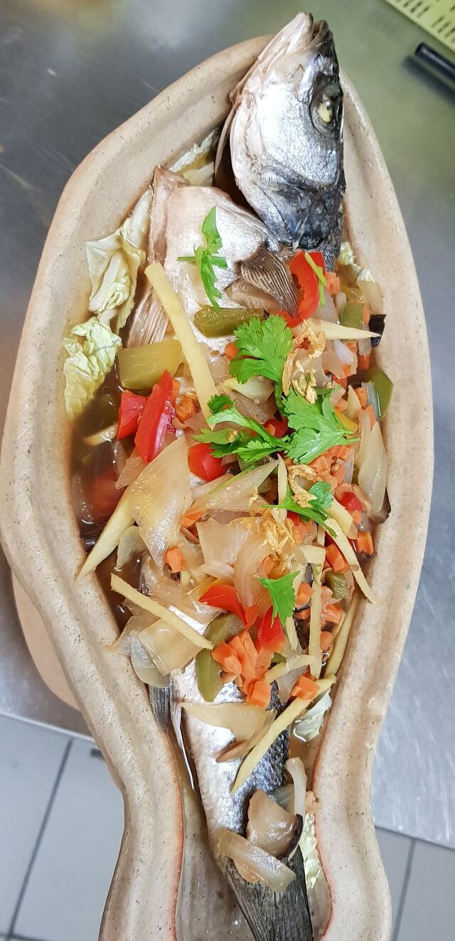 Pla Nung Sie Iew
Gestoomde gehele zeebaars met sojasaus en verse gember groenten