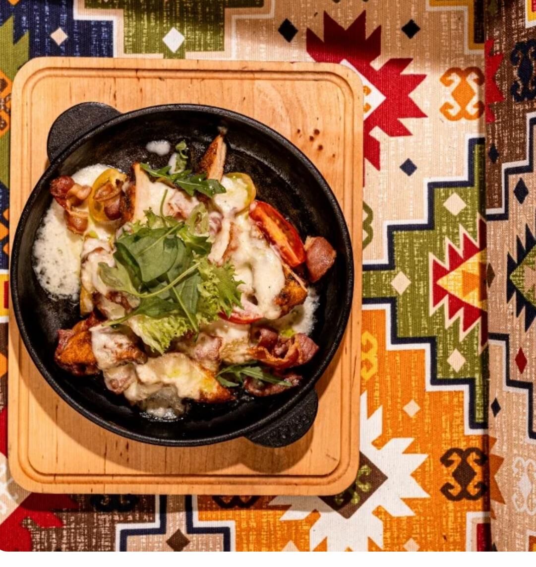 Pfanne mit Hähnchen, Pancetta, Tomatenund Frischkäse