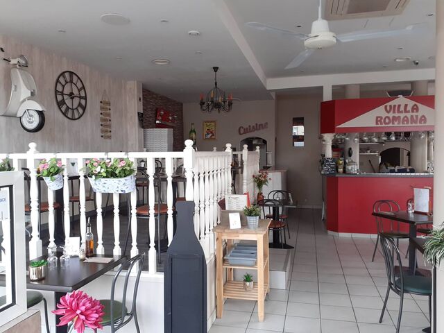 Nous vous présentons la salle d'une capacité de 80 couverts. 