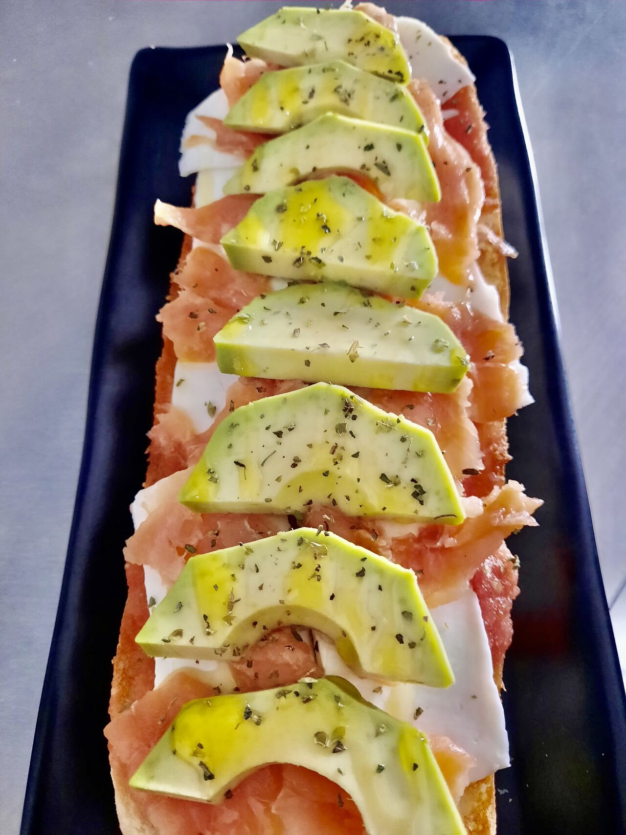 Tostada de queso crema, salmón ahumado y aguacate