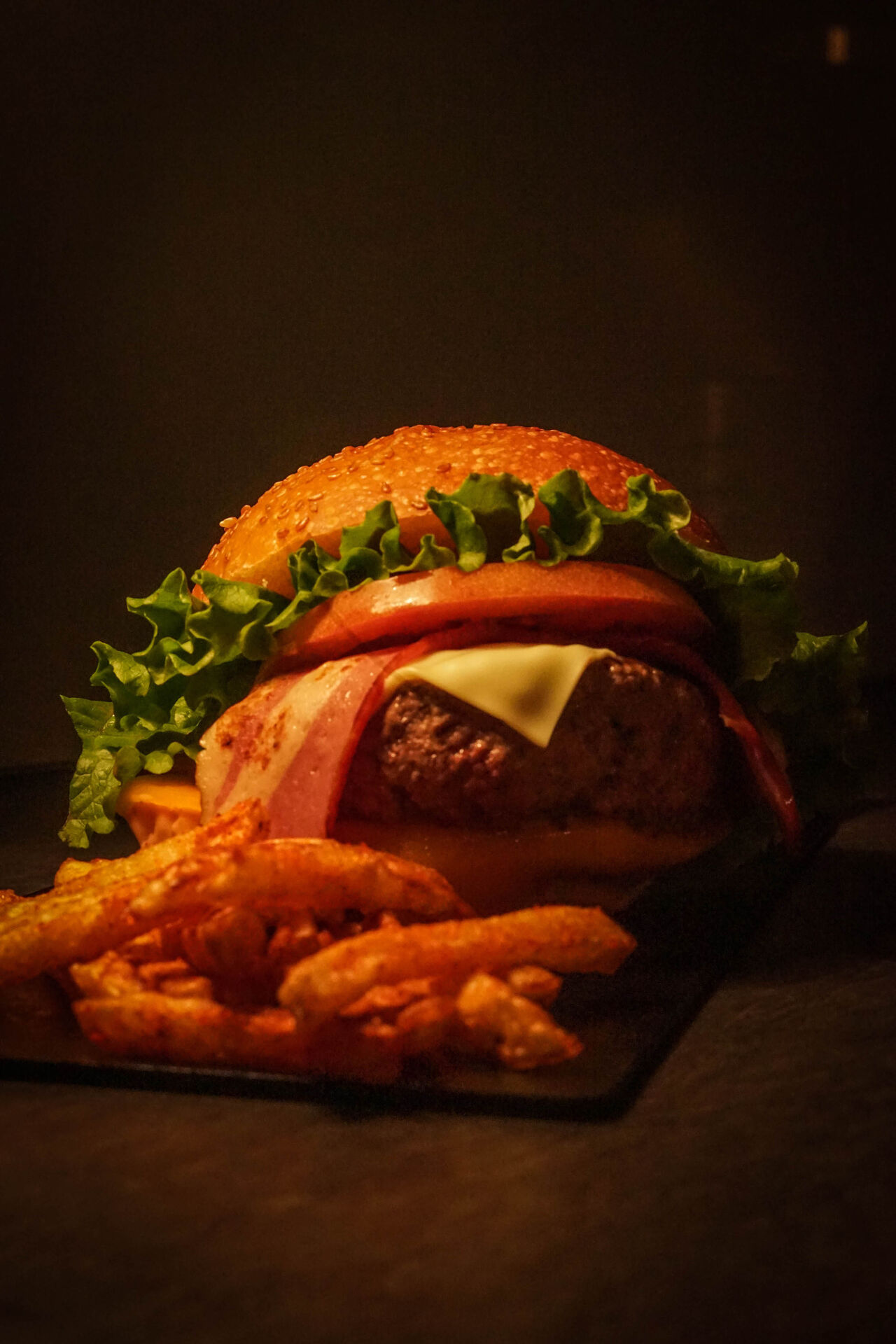 L'Ellies Island notre burgers fait de pain artisanal, accompagnée de ses doubles tranches de bacon, cheddar maturé...
