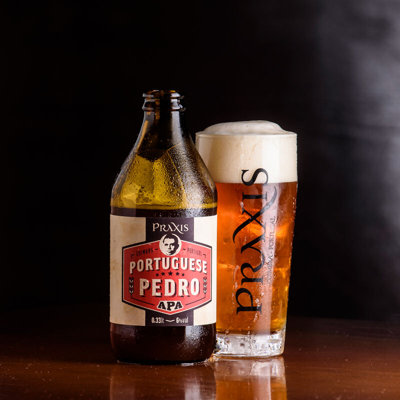 Cerveja de Coimbra e especial da casa - cerveja Praxis com nome do artista Portuguese Pedro, o sócio gerente