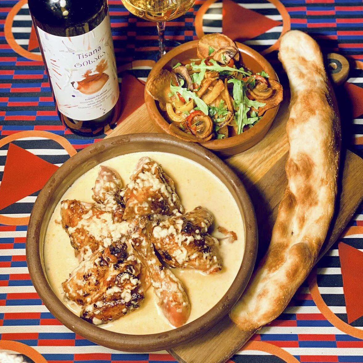 TABAKA - mariniertes junges Hähnchen im Ofen gegrillt an
Knoblauch-Milch Sause