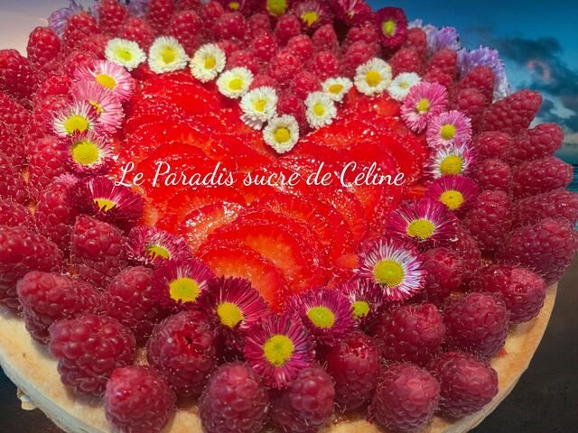 Tarte aux fruits rouges florales , bien sur tout est comestibles !