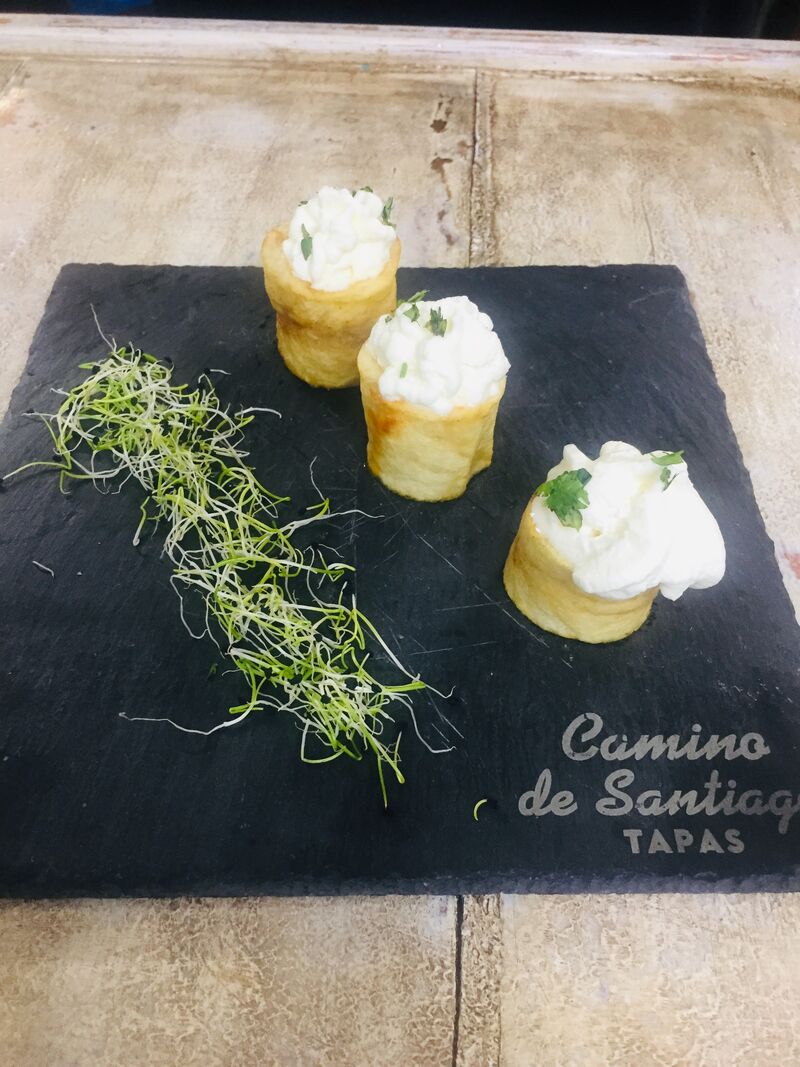 Papas bravas con mousse de alioli 