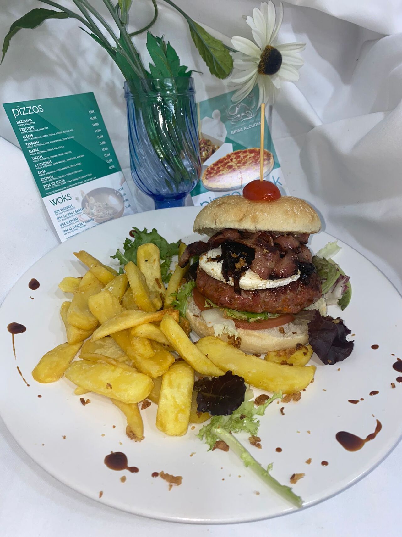 Hamburguesa de Ternera casera, queso de Cabra y Bacon