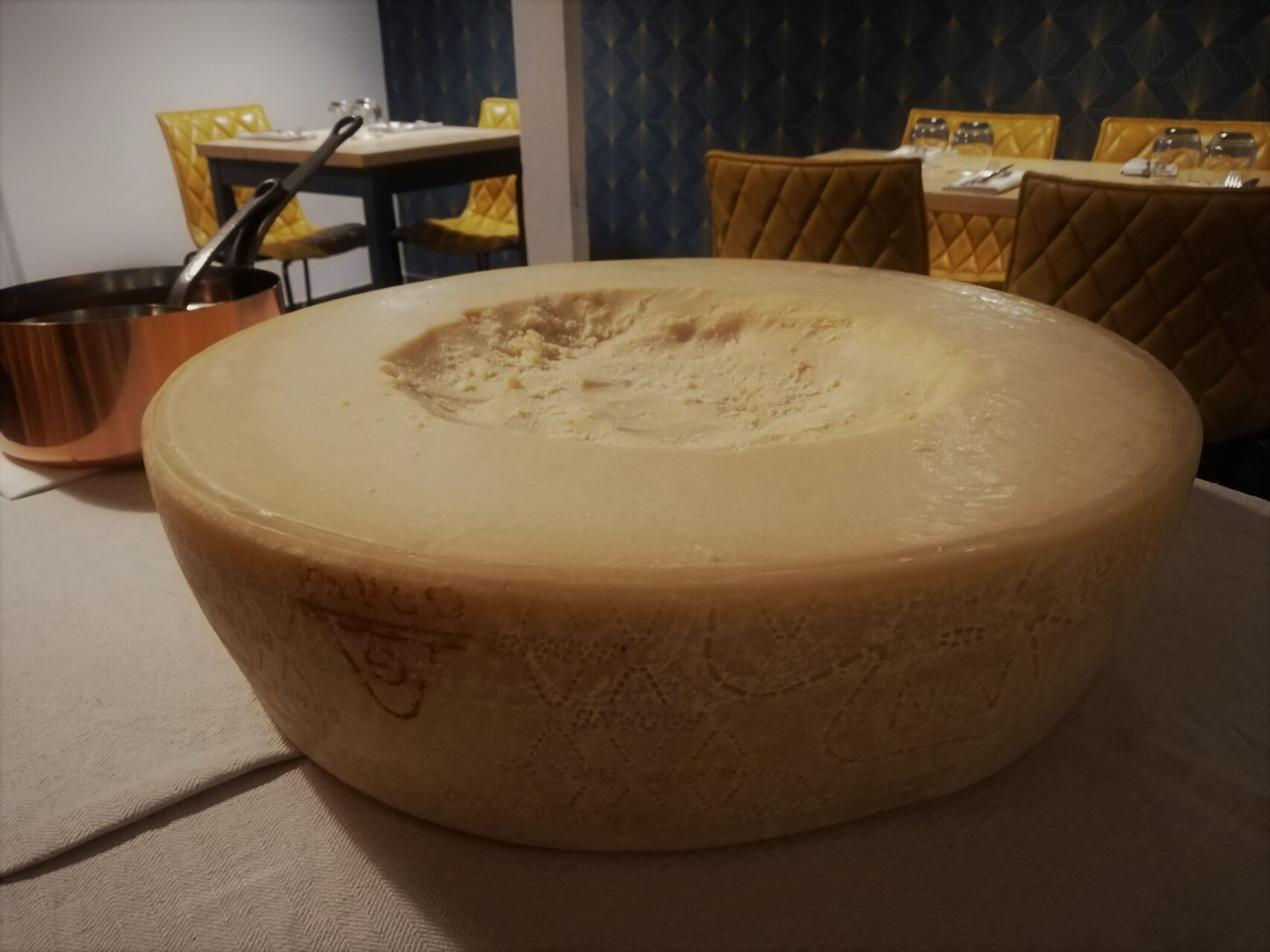 Soirée fettuccine crémées dans la meule de parmesan