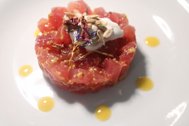 Tartare di Tonno con stracciatella di burrata e semi di girasole