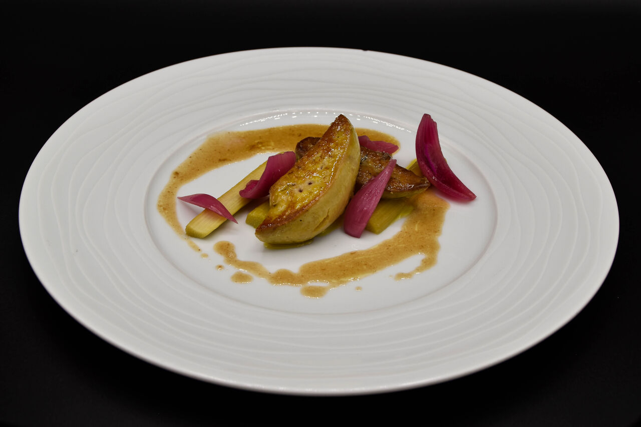 Foie gras poêlé, thubarbe pochée, vinaigrette tiède à la framboise, pickles d'oignons rouges