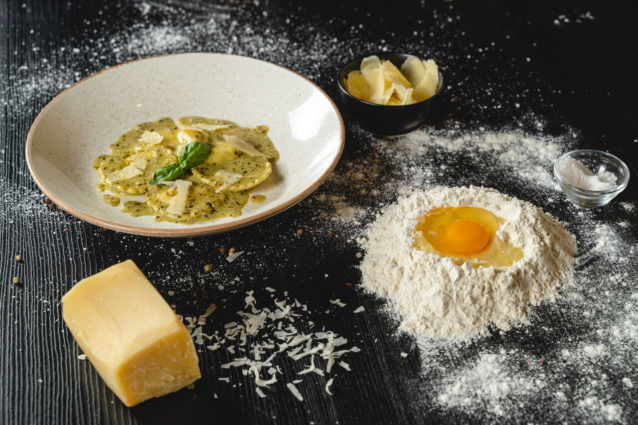 Domaći ravioli sa sirom u umaku od pesta