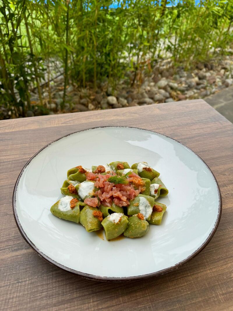 Paccheri con pesto di pomodori secchi, tartare e burrata