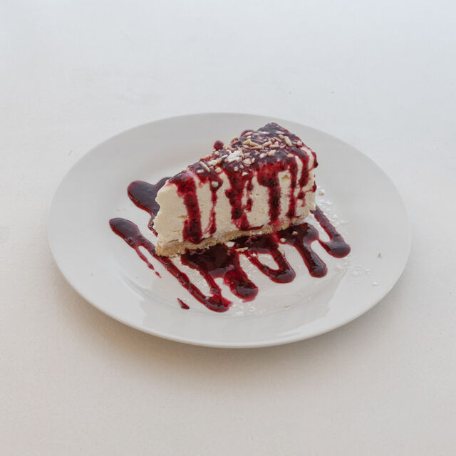 ChesseCake, tarta de queso preparada en duetto con nuetra mezcla de quesos especial y frutos rojos.