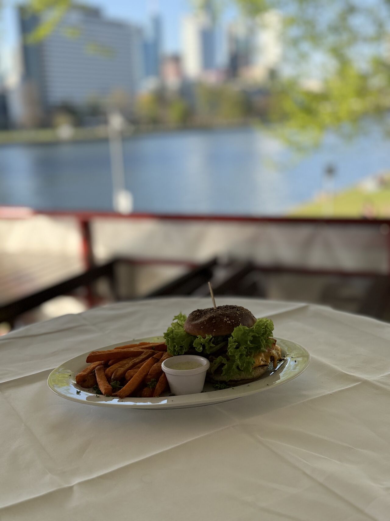 Cheesburger mit Süßkartoffelpommes und Hausgemachter sauce 