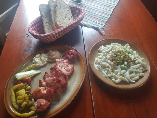 Grilované koleno, bryndzové halušky