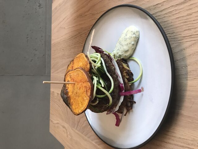 Burger mit Rösti , Cole Slaw, chili Mayonaise und Süßkartoffel