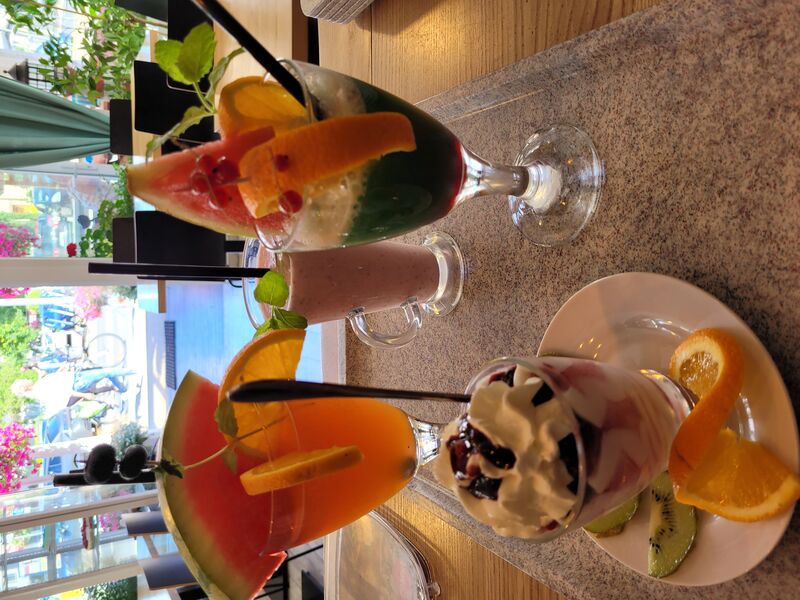 Lody o smaku owocow leśnych.koktajl truskawkowy, drink Aperol Spitz, drink blu curacao 