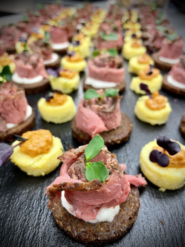rosa Roastbeef auf Pumpernickel & Polenta-Taler mit Tomatenmajo