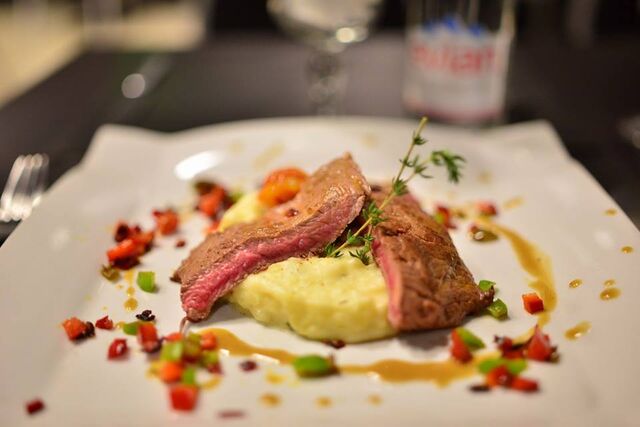 beefsteack accompagné de son écrasé de pomme de terre