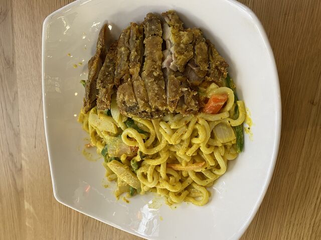 Udonnudeln im Erdnuss-Mango Soße mit knusprig Hähnchen Schenken 