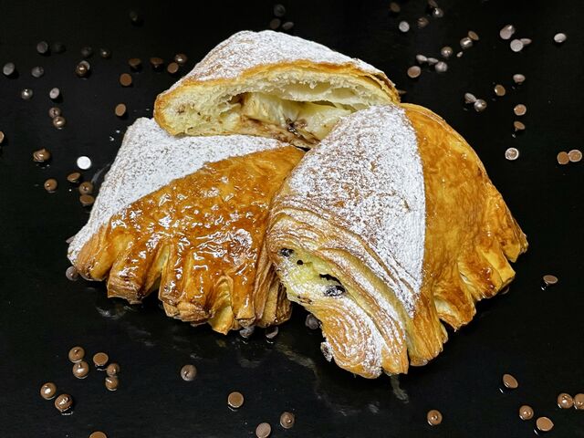 Pâte d'ours. Pâte à croissant, crème pâtissière vanille, pépites de chocolat et morceau de poire.