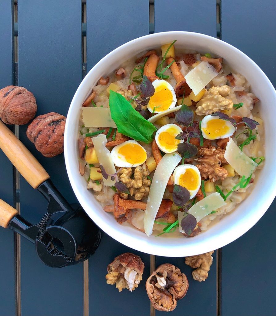 Risotto d'automne aux girolles, panais et noix fraîches, oeuf de caille mollet.